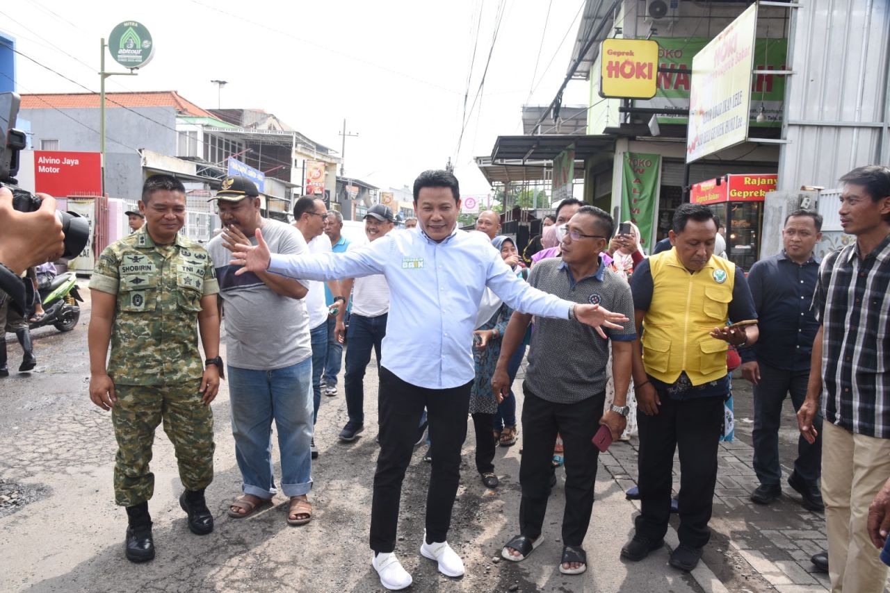 JALAN RUSAK - Bupati Sidoarjo Subandi melakukan Inspeksi Mendadak (Sidak) kondisi jalan rusak di Desa Blurukidul, Kecamatan Sidoarjo yang rencananya bakal dibeton usai lebaran Tahun 2026, Sabtu (22/11/2025).