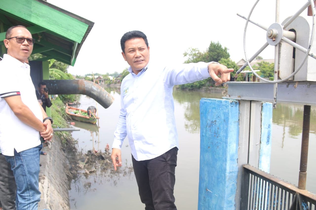 SIDAK - Bupati Sidoarjo, Subandi melakukan Inspeksi Mendadak (Sidak) ke sejumlah lokasi banjir yang berada di wilayah Sidoarjo Kota untuk mitigasi bencana banjir, Sabtu (22/11/2025).