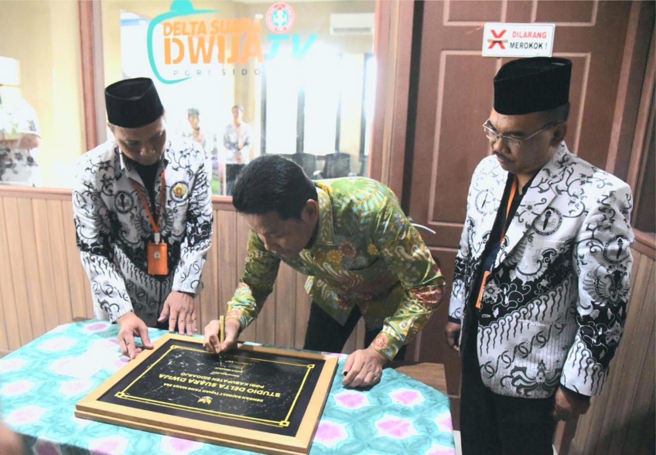 RESMIKAN - Bupati Sidoarjo Subandi meresmikan studio podcast bersamaan dengan tasyakuran HUT  PGRI ke 80 sekaligus Hari Guru Nasional Tahun 2025 di Kantor PGRI Sidoarjo, Sabtu (22/11/2025).
