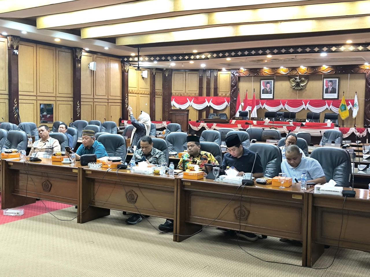 MITIGASI - Anggota Komisi C yang juga anggota Badan Anggaran (Banggar) DPRD Sidoarjo Muh Zakaria Dimas Pratama mendesak Pemkab Sidoarjo menaikkan anggaran mitigasi penanganan darurat banjir saat Rapat Banggar di ruang rapat paripurna DPRD Sidoarjo kemarin