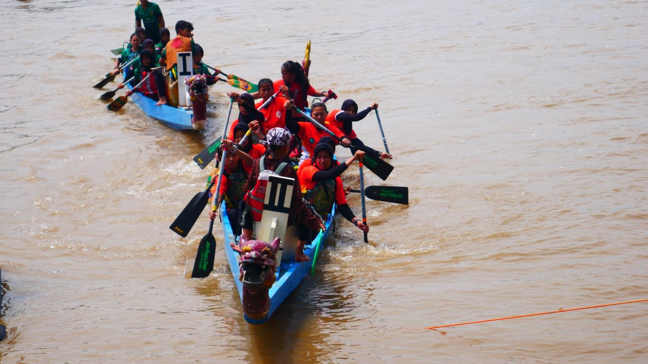 BUKA - Wabup Sidoarjo Mimik Idayana membuka Festival Bahari Sidoarjo 2025 berlangsung semarak di kawasan SevenPoint Jetski, Desa Tambak Kalisogo, Kecamatan Jabon, Sidoarjo, Minggu (23/11/2025).