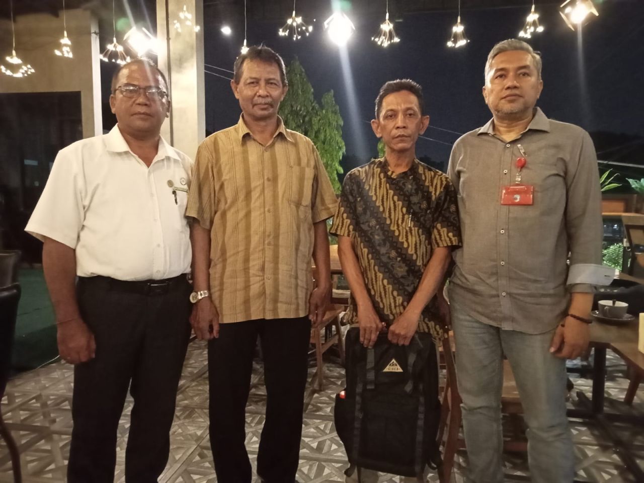 KETERANGAN - Tim pengacara Ali Maulidi memberi keterangan pemeriksaan dua kliennya Masyhuri dan Yudhi usai diperiksa tim penyidik Pidsus Kejari Sidoarjo soal dugaan dana korupsi CSR pihak ketiga untuk Desa Entalsewu, Kecamatan Buduran, Senin (24/11/2025).