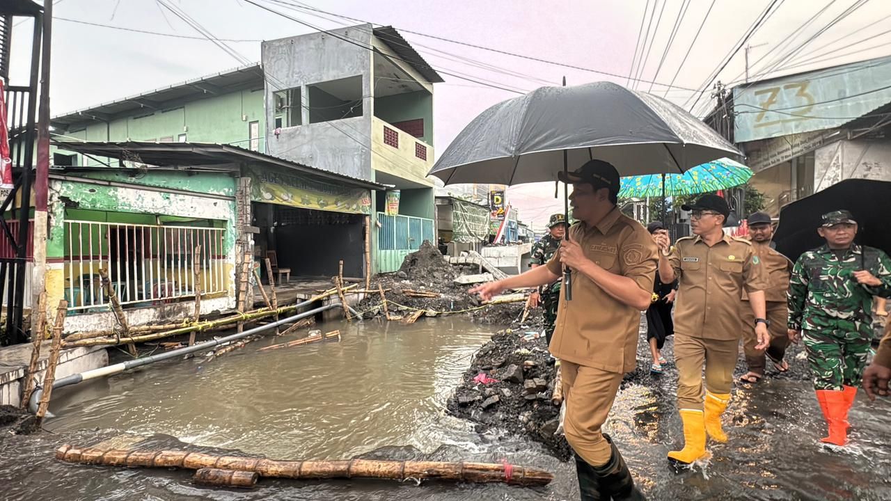 SIDAK - Bupati Sidoarjo, Subandi turun langsung meninjau dua lokasi yang dilanda banjir. Yakni di ruas jalan perbatasan Desa Tambaksawah dan Tambakrejo, Kecamatan Waru, Sidoarjo, Senin (24/11/2025) sore.