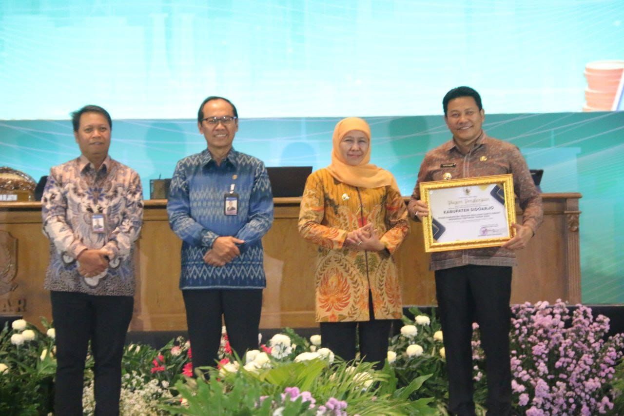 PENGHARGAAN - Sidoarjo meraih piagam penghargaan sebagai Tim Percepatan dan Perluasan Digitalisasi Daerah (TP2DD) sebagai Kabupaten dengan Realisasi Kartu Kredit Indonesia Tertinggi Tahun 2025 dari Gubernur Jatim Khofifah Indar Parawansa, Selasa (25/11/20