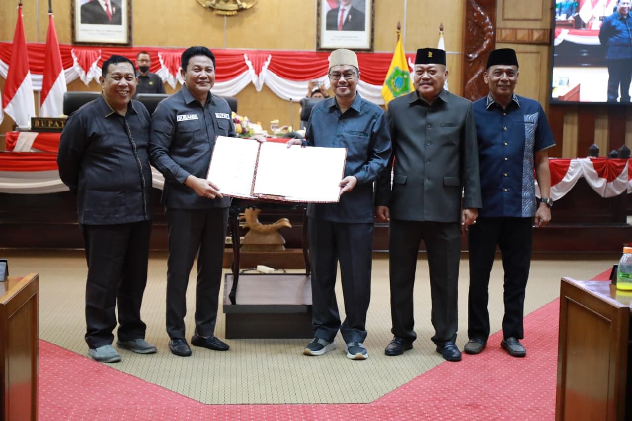 SAH - Bupati Sidoarjo Subandi dan Ketua DPRD Sidoarjo Abdillah Nasih menunjukan kesepakatan APBD Tahun 2026 senilai Rp 5,7 triliun dalam Paripurna Pengesahan APBD Tahun 2026, Selasa (25/11/2025) sore.