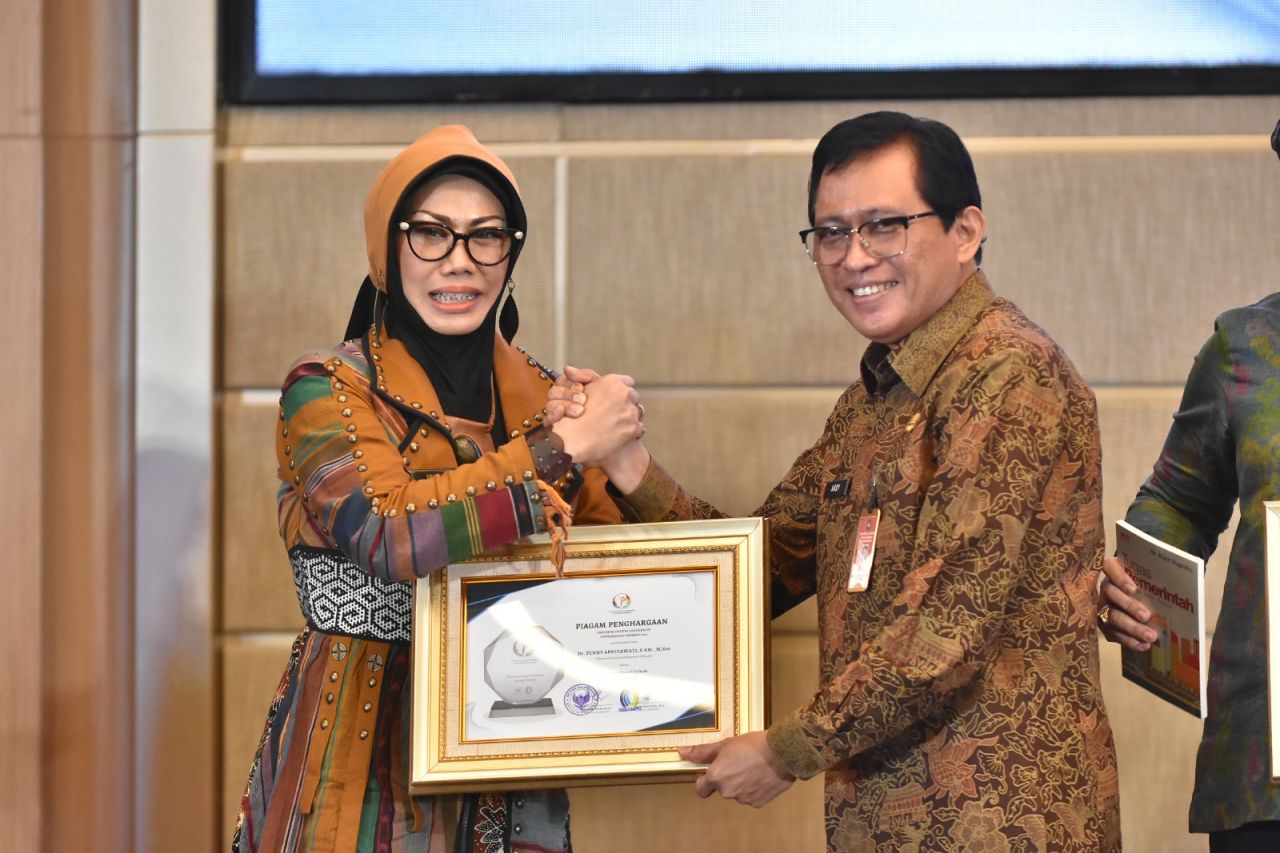 PENGHARGAAN - Sekda Sidoarjo Fenny Apridawari meraih Juara 1 tingkat nasional pada ajang ASKOMPSI Digital Leadership Government Awards (ADLG Awards) 2025 pada puncak acara di Hotel Mercure Mirama, Surabaya, Kamis (20/11/2025).