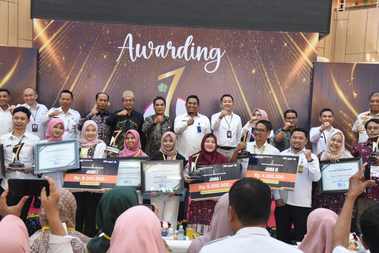 PENGHARGAAN - Plt Asisten Pemerintahan dan Kesra Setda Sidoarjo M Ainur Rahman, Ketua DPRD Sidoarjo Abdilah Nasih dan Brida Jatim Prof Dr Istianto menyerahkan penghargaan Awarding KISI 2025 di lobby utama Suncity Mall Sidoarjo, Rabu (26/11/2025).