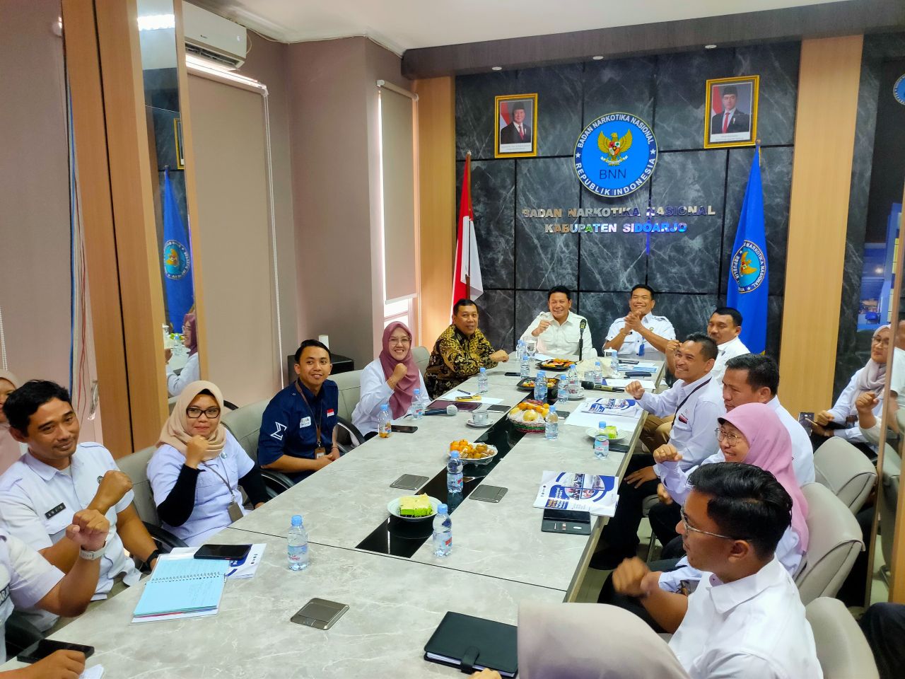 DATA - Bupati Sidoarjo Subandi menghadiri kegiatan Diseminasi Hasil Survei Prevalensi Penyalahgunaan Narkoba di Kabupaten Sidoarjo berdasarkan akurasi data di Ruang Media Center BNNK Sidoarjo, Rabu (26/11/2025).