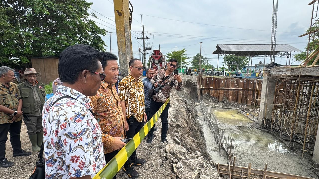 LAMBAN - Bupati Sidoarjo Subandi sidak pembangunan rumah pompa dan bendungan di Desa Kedungpeluk, Kecamatan Candi, Sidoarjo yang progresnya lamban dan diperkirakan tidak selesai akhir Desember besok, Kamis (27/11/2025).