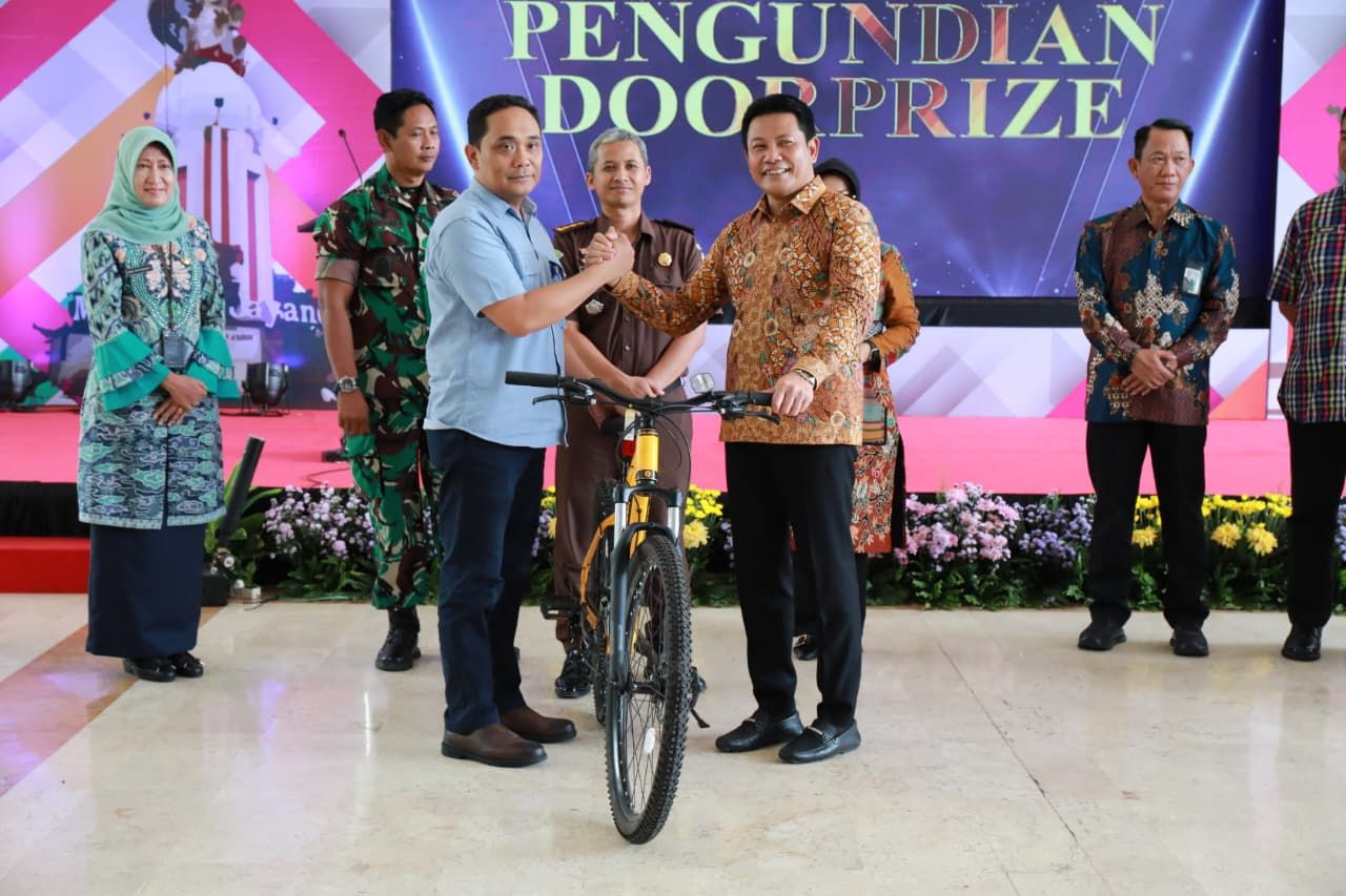 APRESIASI - Bupati Sidoarjo Subandi mengapresiasi ratusan Wajib Pajak Panutan dalam acara Bulan Panutan Pajak Daerah Kabupaten Sidoarjo Tahun 2025 yang digelar di Pendopo Delta Wibawa, Kamis (27/11/2025).