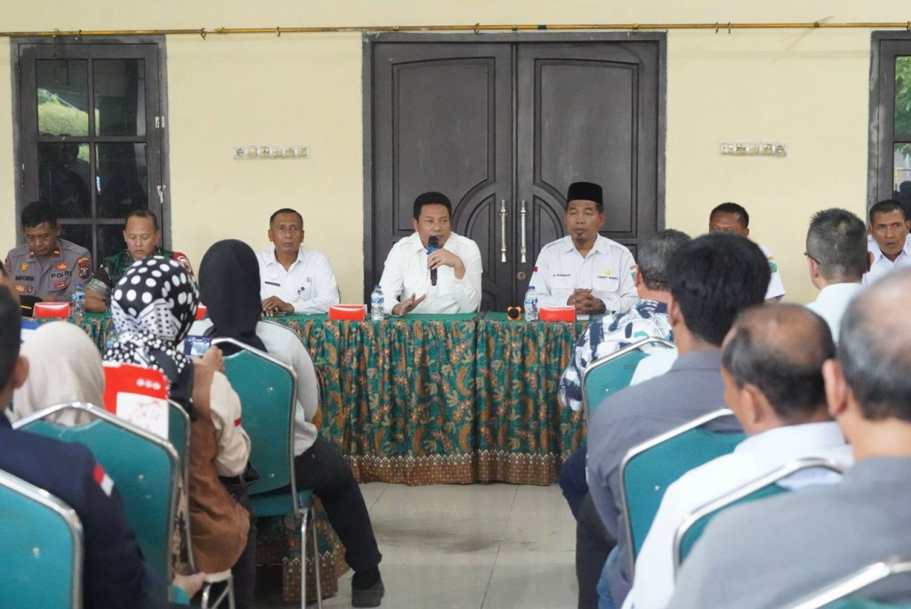 RAKOR - Bupati Sidoarjo Subandi menyampaikan beberapa langkah strategis menangani banjir tahunan dan peningkatan kualitas infrastruktur saat Rakor Penanggulangan Banjir di Desa Tambaksawah, Kecamatan Waru, Rabu (26/11/2025).