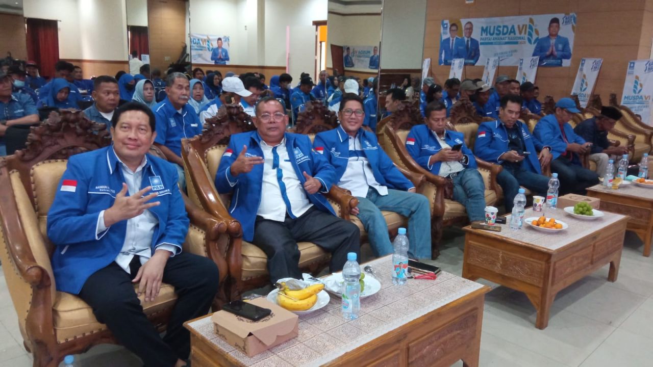 MUSDA - Lima formatur disebut Ketua Umum (Ketum) DPP PAN Zulkifli Hasan (Zulhas) menyusun kepengurusan DPD PAN Sidoarjo, Bangun Winarso, Emir Firdaus, Khulaim Junaidi, Rizal Fuady dan Roki W di Hotel Delta Mayang, Sabtu (29/11/2025).