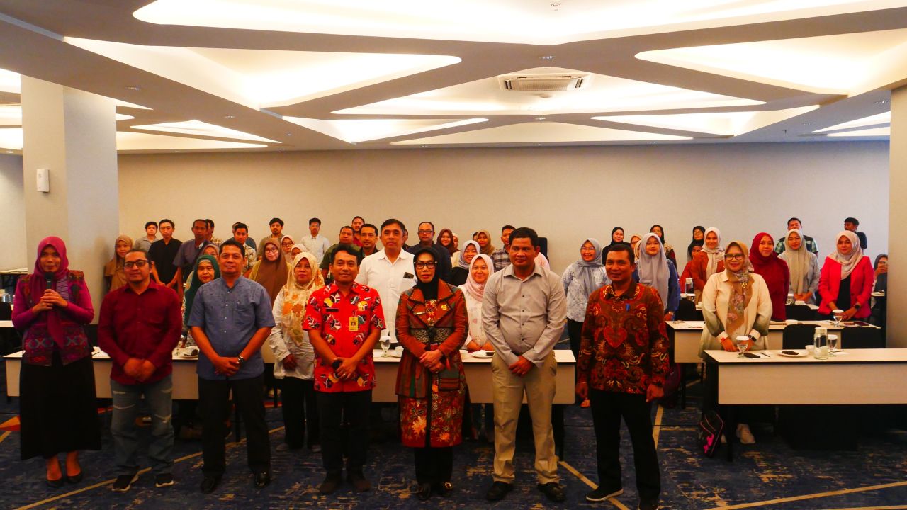 PENINGKATAN - Pemkab Sidoarjo melalui Bagian Pengadaan Barang dan Jasa bersinergi dengan Bank Jatim dan BPJS Ketenagakerjaan menggelar Peningkatan Kapabilitas bagi Pelaku Usaha dan Pejabat Pembuat Komitmen (PPK) 27 sampai 28 November 2025 di Luminor Hotel