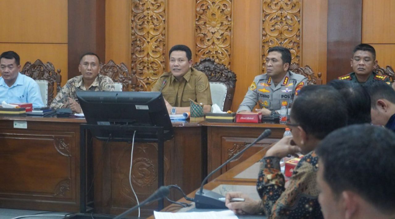 AUDIENSI - Forkopimda Sidoarjo menggelar rapat koordinasi membahas persoalan pembukaan akses jalan antara Perumahan Mutiara Regency dan Perumahan Mutiara City Desa Banjarbendo, Kecamatan Sidoarjo kemarin.