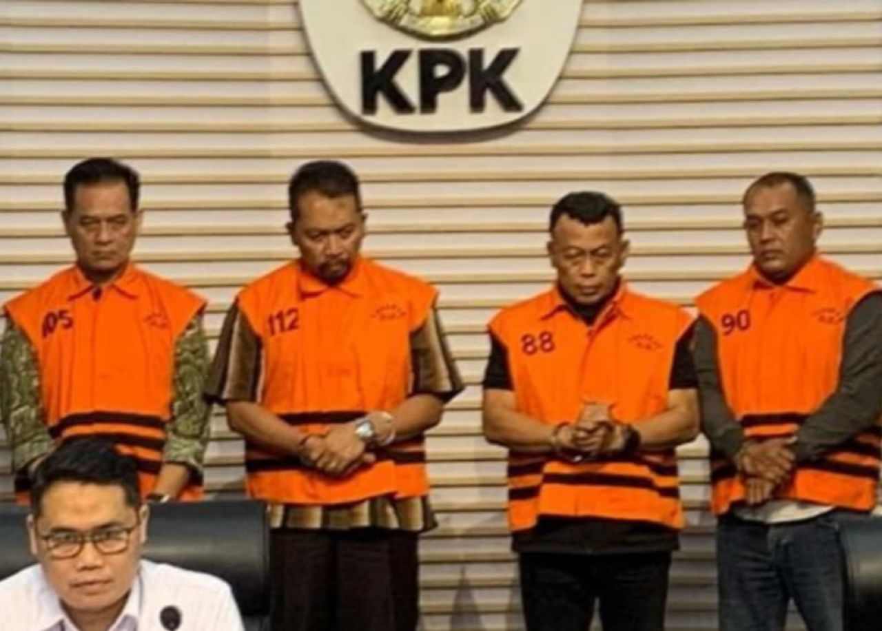 PENETAPAN - KPK menetapkan Bupati, Sekda, Direktur RSUD dr Hardjono Ponorogo serta seorang kontraktor sebagai tersangka dalam OTT jual beli jabatan di Pringgitan Ponorogo saat konferensi pers di Gedung Merah Putih, Minggu (09/11/2025) dini hari.