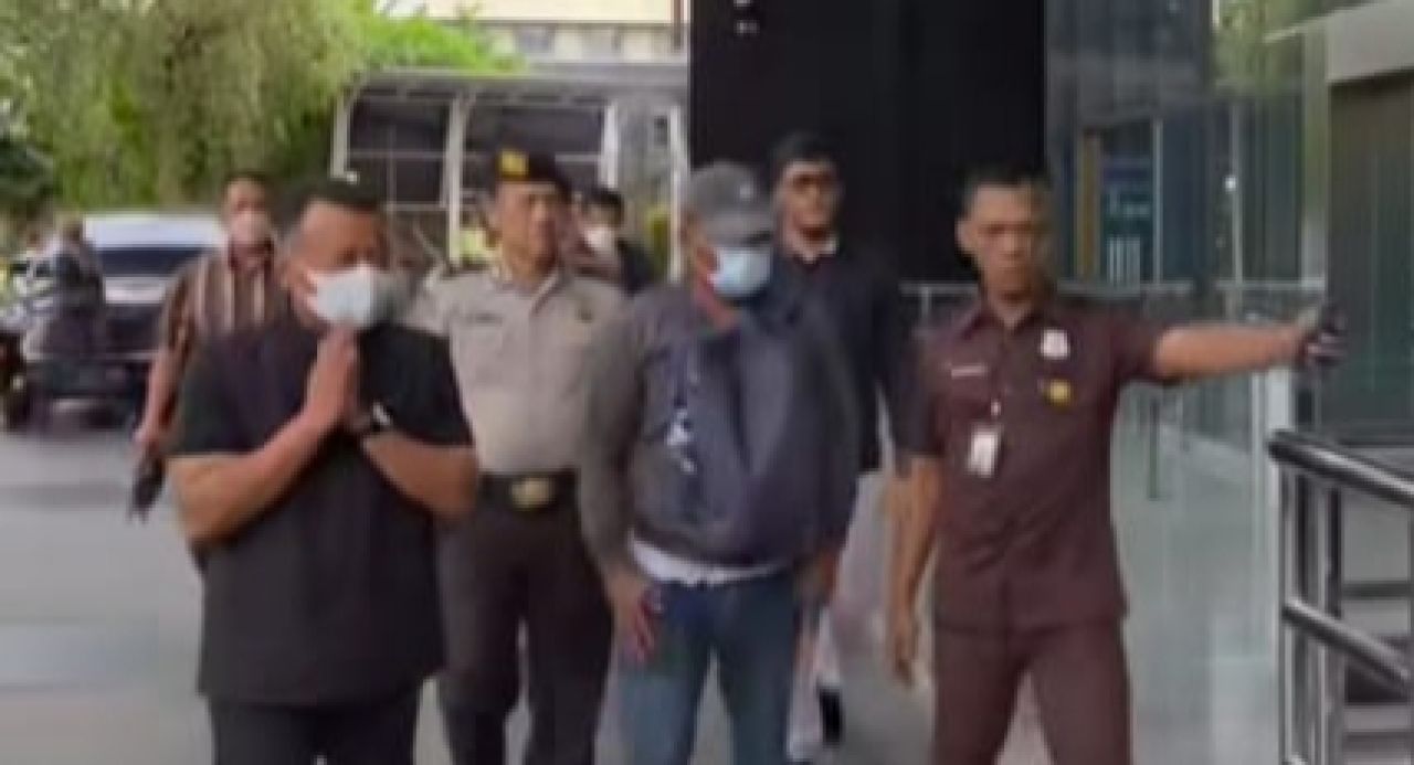 KPK - Bupati Ponorogo Sugiri Sancoko bersama adiknya tiba di Gedung Merah Putih KPK Jakarta dikawal petugas untuk menjalani pemeriksaan, Sabtu (08/11/2025).