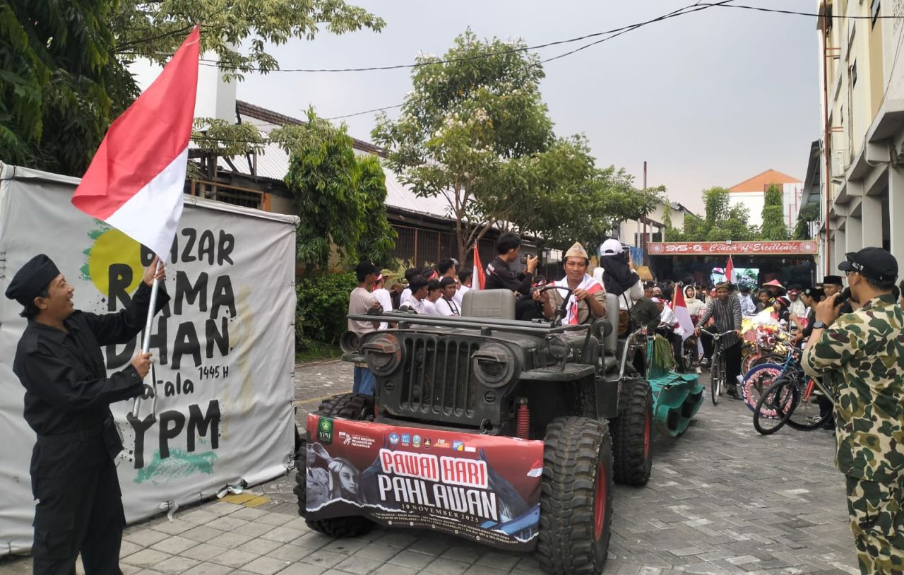 HARI PAHLAWAN - Ribuan siswa kelas 10, 11 dan 12 SMK YPM 8 Sidoarjo menggelar pawai budaya sebagai peringatan Hari Pahlawan 10 Nopember 2025 dengan keliling sekitar Desa Sarirogo, Kecamatan Sidoarjo, Senin (10/11/2025).