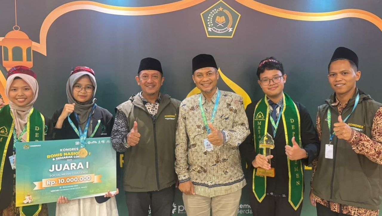 JUARA - Sebanyak 3 siswa terbaik SMA Al Muslim sukses meraih Juara 1 Lomba Social Media Challenge tingkat nasional yang diselenggarakan Kemenag RI dalam rangkaian kegiatan Kongres Rohis Nasional I, Sabtu (15/11/2025).