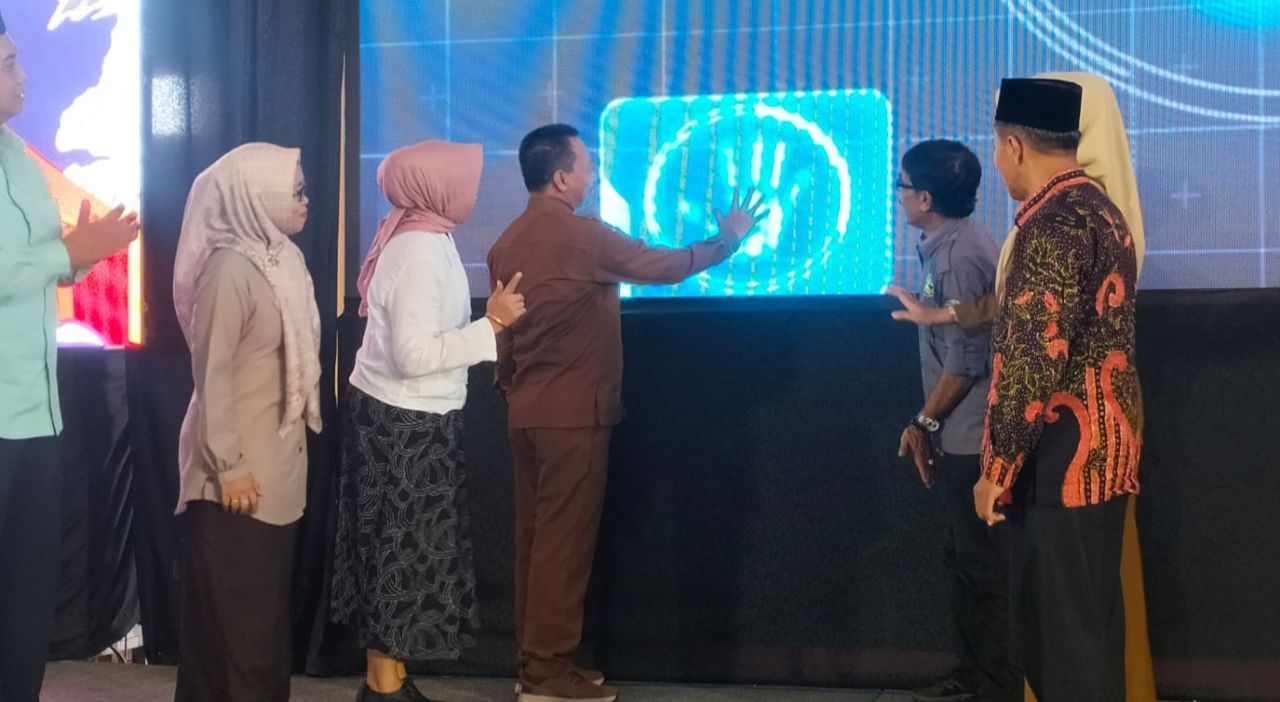 BUKA - Kepala Dinas Pendidikan dan Kebudayaan Dr Tirto Adi dan Kepala SMK YPM 8 Sidoarjo Dr Kisyanto membuka acara Creative Fest Vol 4 yang diselenggarakan SMK YPM 8 Sidoarjo melombakan enam jenis permainan bagi siswa SMP dan MTs se Sidoarjo, Senin (24/11