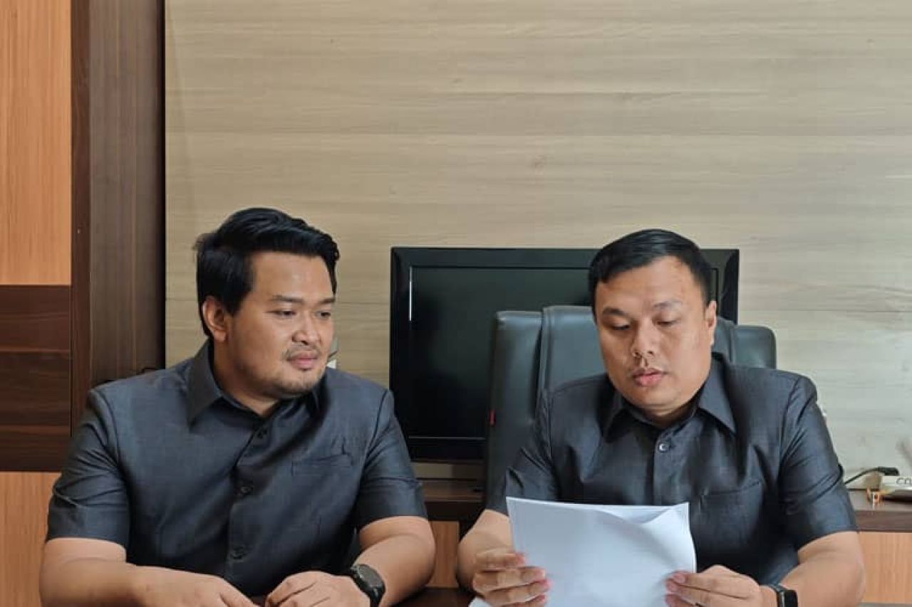 KRITISI - Juru bicara Fraksi Partai Golkar DPRD Sidoarjo Wahyu Lumaksono bersama anggota fraksi Partai Golkar yang sekaligus anggira Komisi B DPRD Sidoarjo Muhammad Dian Felani mengkritisi penyusunan RAPBD Tahun 2026 yang dinilai asal pangkas.