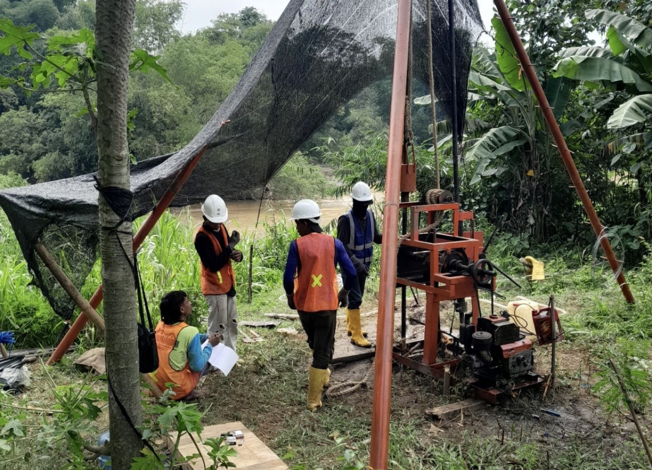 Tim teknis tengah melakukan soil test atau pengambilan sampel tanah di berbagai kedalaman untuk dianalisis.