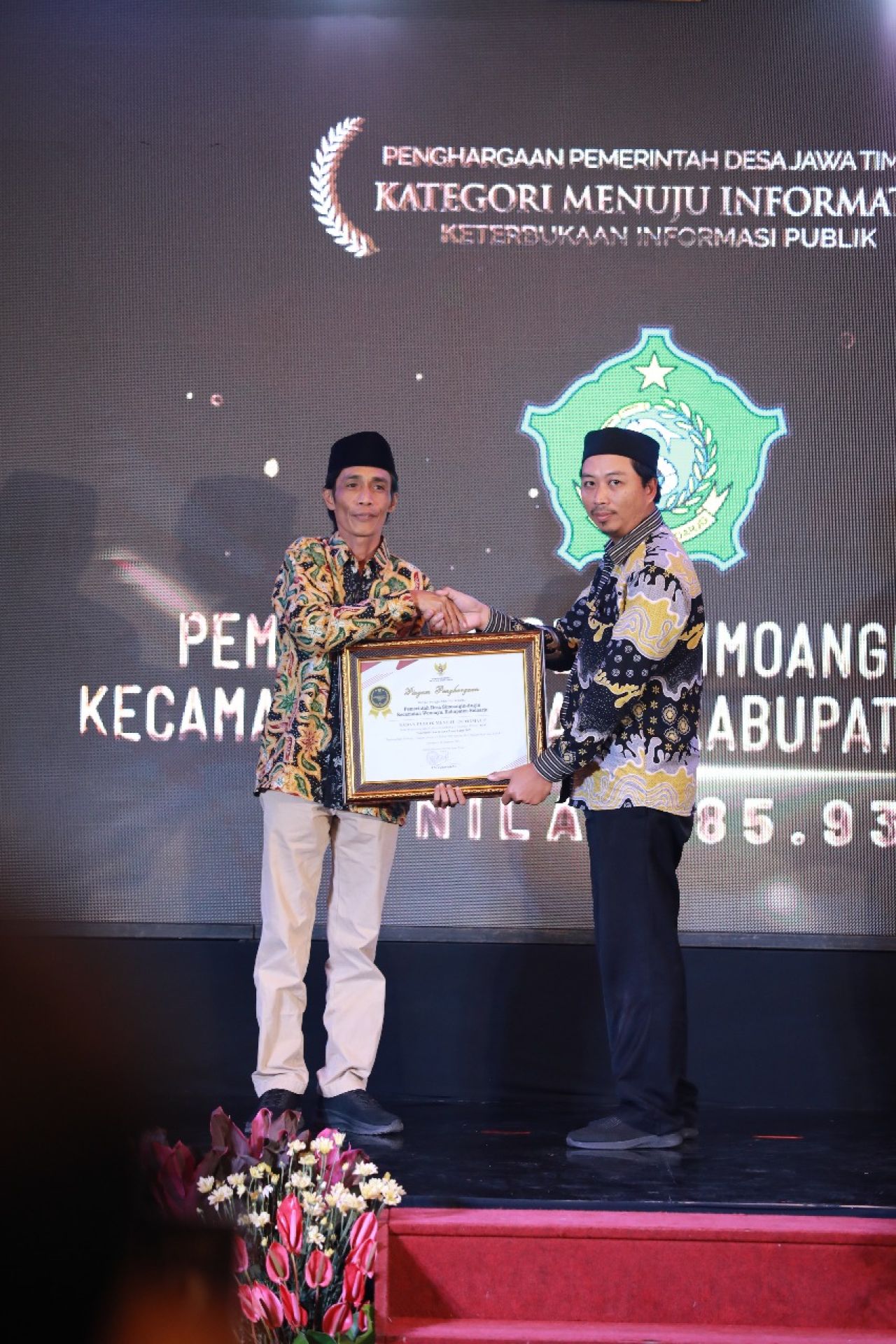 PENGHARGAAN - Pemerintah Desa Simoangin-angin, Kecamatan Wonoayu, Sidoarjo meraih Predikat Informatif pada Awarding Keterbukaan Informasi Publik Provinsi Jatim 2025 yang digelar di Hotel Aston Bojonegoro, Sabtu (29/11/2025).