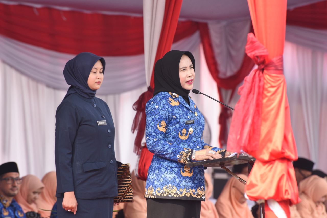 KORPRI - Wabup Sidoarjo Mimik Idayana memimpin Upacara Bendera peringatan Hari Ulang Tahun (HUT) Korpri ke 54 Tahun 2025 sekaligus HUT Dharma Wanita Persatuan ke 26 Tahun 2025 di Mall Pelayanan Publik (MPP) Sidoarjo, Senin (1/12/2025).