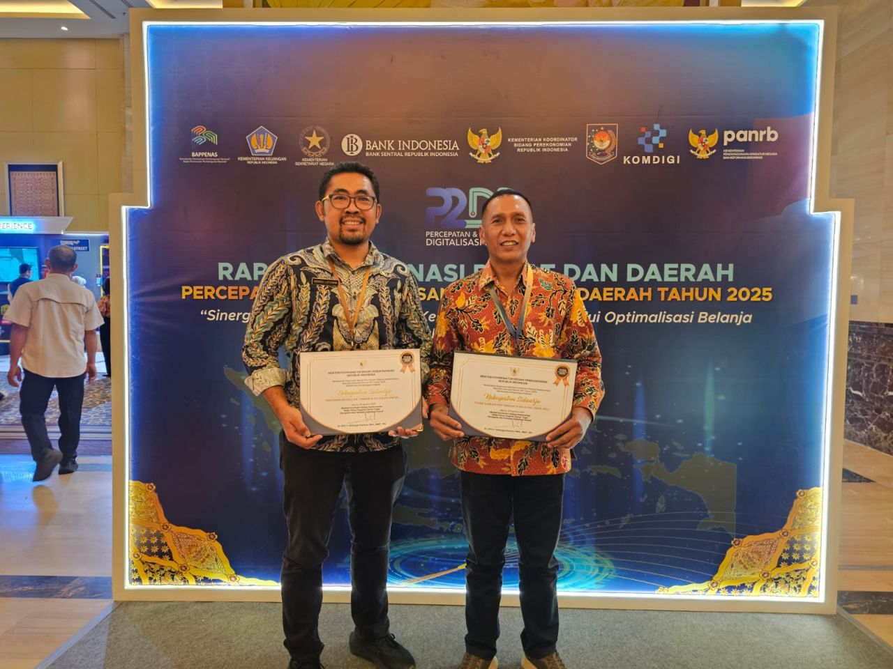 PENGHARGAAN - Asisten Administrasi Perekonomian dan Pembangunan Setda Sidoarjo, Muhammad Makhmud menerima dua penghargaan pada Rapat Koordinasi Pusat - Daerah (Rakorpusda) P2DD Tahun 2025 di Hotel Kempinski Jakarta, Senin (01/12/2025).