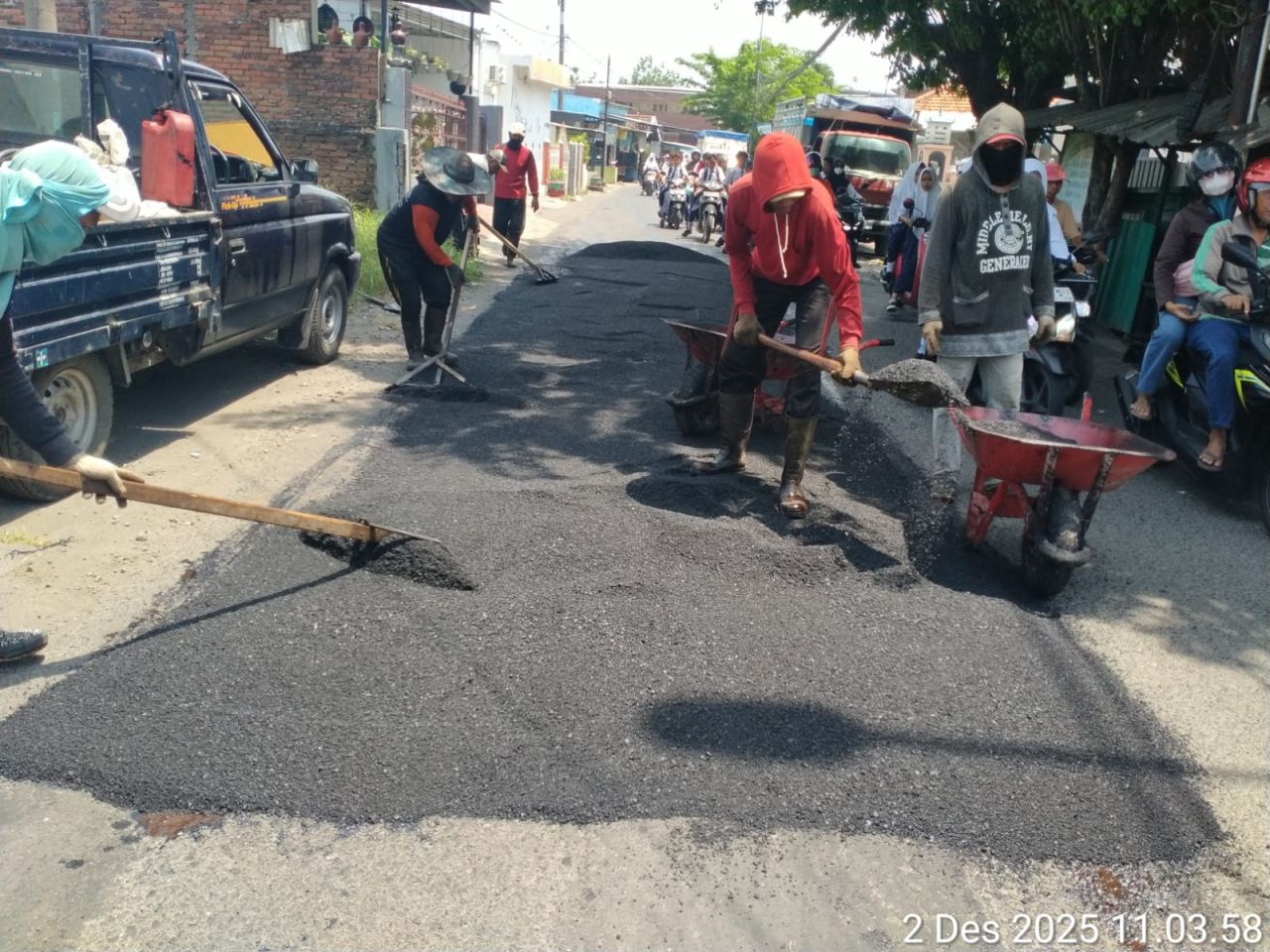 TAMBAL - Sejumlah Satgas Perbaikan Jalan Dinas Pekerjaan Umum Bina Marga dan Sumber Daya Air (PUBM dan SDA) Pemkab Sidoarjo dikerahkan memantau dan menambal jalan berlubang usai banjir kemarin, Rabu (03/12/2025).