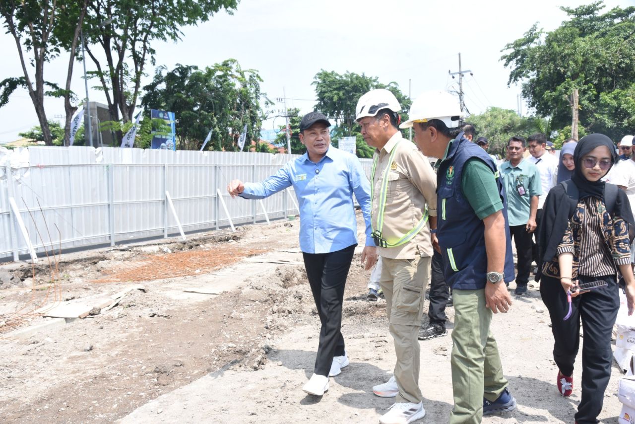 KECEWA - Raut kekecewaan tampak dari Bupati Sidoarjo Subandi saat Sidak progres proyek revitalisasi Alun-alun Sidoarjo senilai Rp 24,6 miliar yang diprediksi bakal tidak selesai tepat waktu, Jumat (05/12/2025).