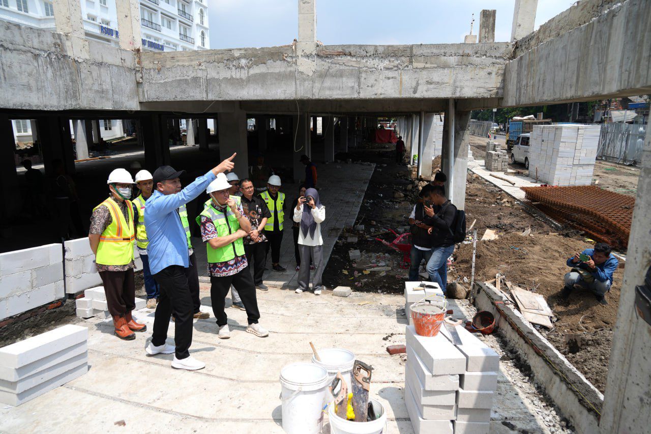 TAK STANDAR - Bupati Sidoarjo, Subandi kembali melakukan Inspeksi Mendadak (sidak) proyek pembangunan Double Deck Parking RSUD RT Notopuro Sidoarjo yang pekerjaannya lambat dan ditemukan banyak ketidaksesuaian pekerjaan, Jumat (05/12/2025).
