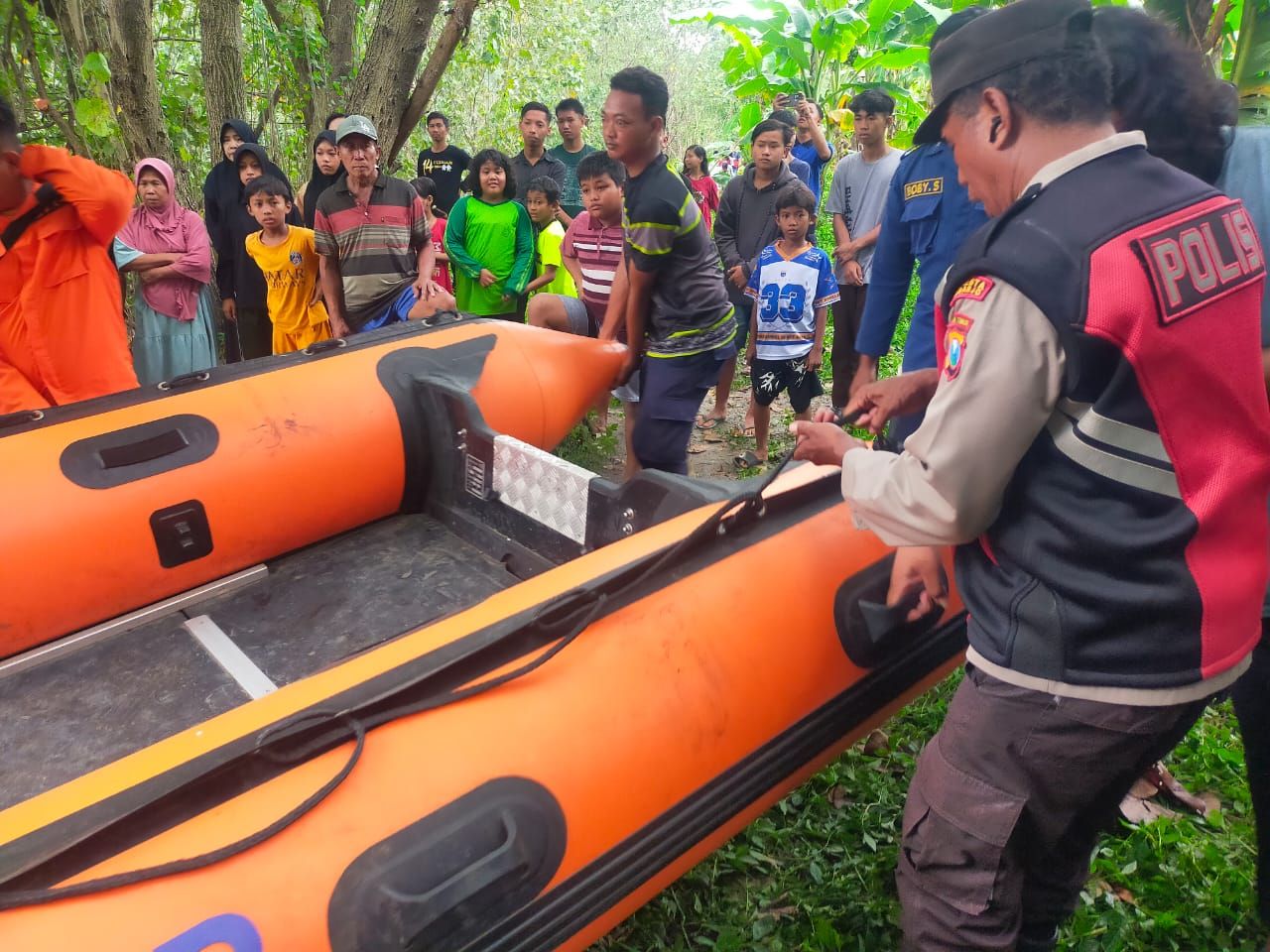 PENCARIAN - Petugas Gabungan bersama tim SAR Sidoarjo mencari korban tenggelam di Sungai Mas atas nama Ferdinand Junior Ilot (14) seorang pelajar SMP yang tenggelam di sungai Dusun Jrebeng, Desa Sidomulyo, Kecamatan Krian, Sidoarjo, Sabtu (06/12/2025).