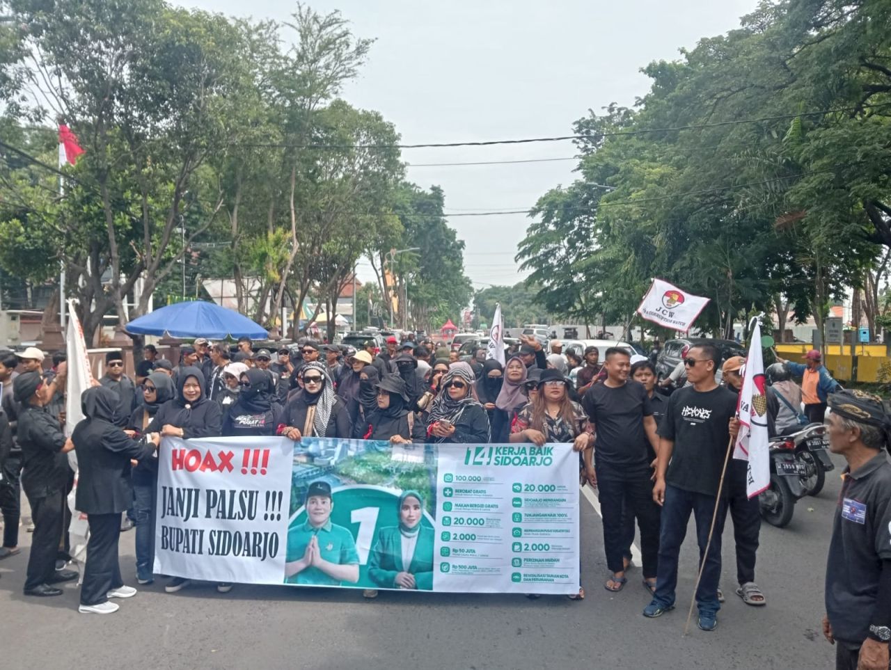 DEMO - Sekitar 100 aktivis Sidoarjo yang tergabung dalam Aliansi Rakyat Sidoarjo Anti Korupsi (ARSAK) menggelar aksi damai di Kejaksaan Negeri (Kejari), Pemkab dan Dewan Perwakilan Rakyat Daerah (DPRD) Sidoarjo, Selasa (09/12/2025).