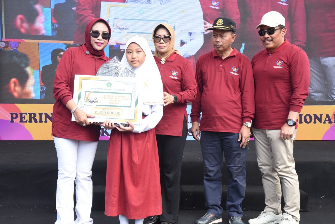 DEKLARASI - Wakil Bupati (Wabup) Sidoarjo Mimik Idayana bersama Kepala Dikbud Pemkab Sidoarjo Tirto Adi menggelar peringatan Hari Disabilitas Internasional 2025 di GOR Sidoarjo, Rabu (10/12/2025).