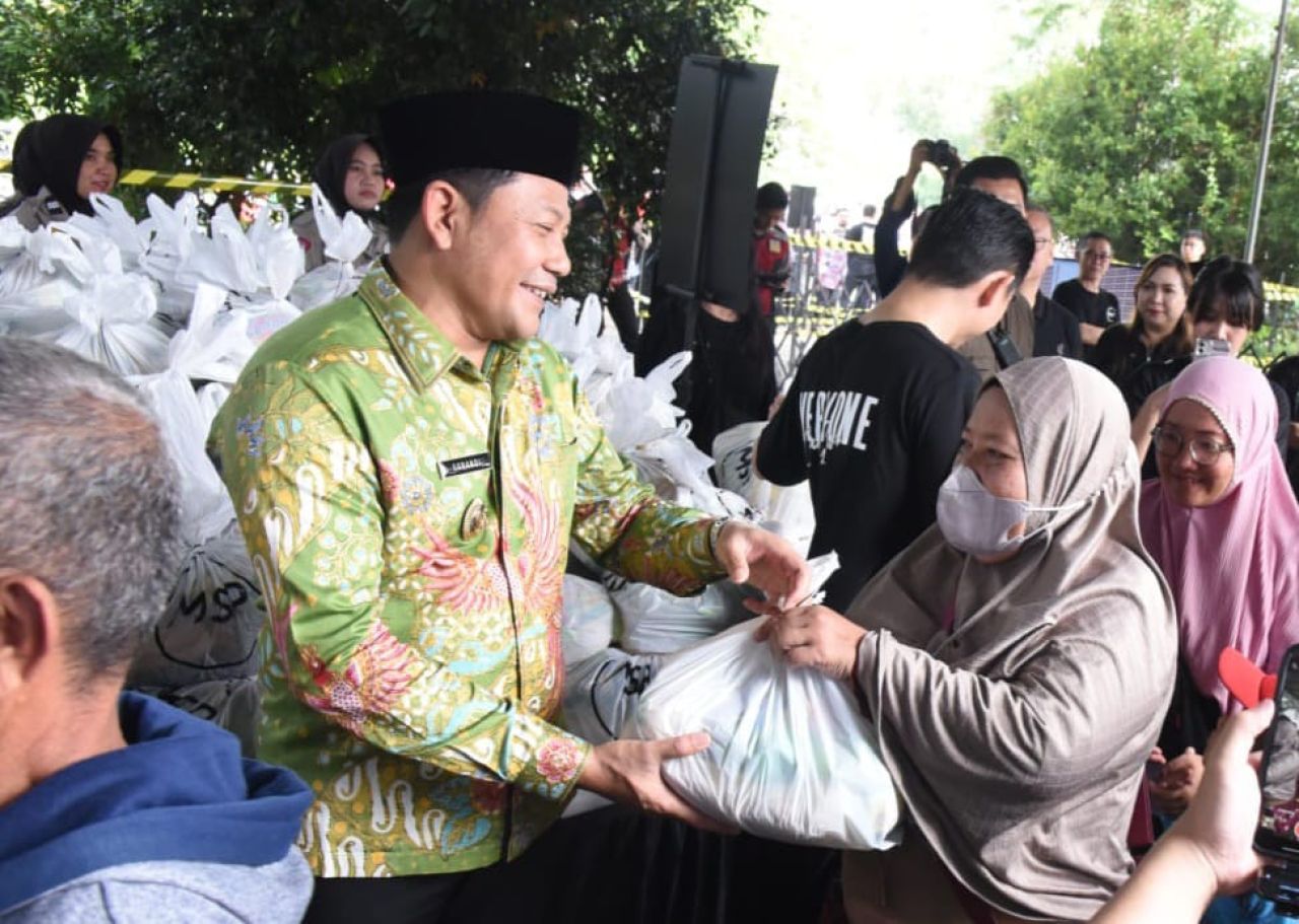 SEMBAKO - Bupati Sidoarjo Subandi memimpin pembagian sebanyak 1.000 paket sembako dibagikan dalam Bakti Sosial (Baksos) yang digelar Yayasan Mawar Sharon Peduli (MSP) bersama Forkopimda Sidoarjo, Kamis (11/12/2025).