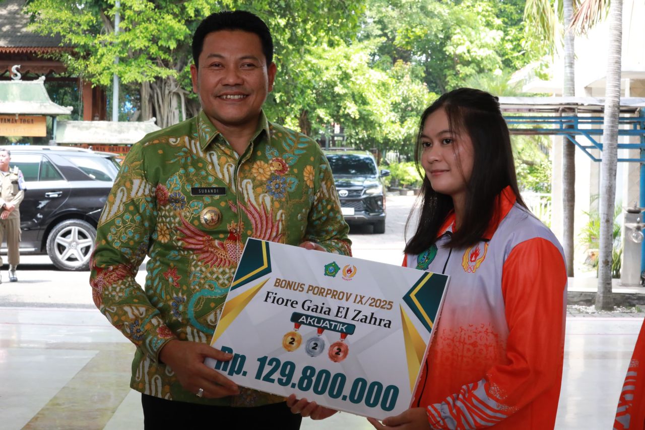 SERAHKAN BONUS - Bupati Sidoarjo Subandi resmi menyerahkan bonus kepada atlet, pelatih dan official yang meraih prestasi di Pekan Olahraga Provinsi (Porprov) Jatim IX Tahun 2025 secara simbolis di Pendopo Delta Wibawa, Sidoarjo, Kamis (11/12/2025).