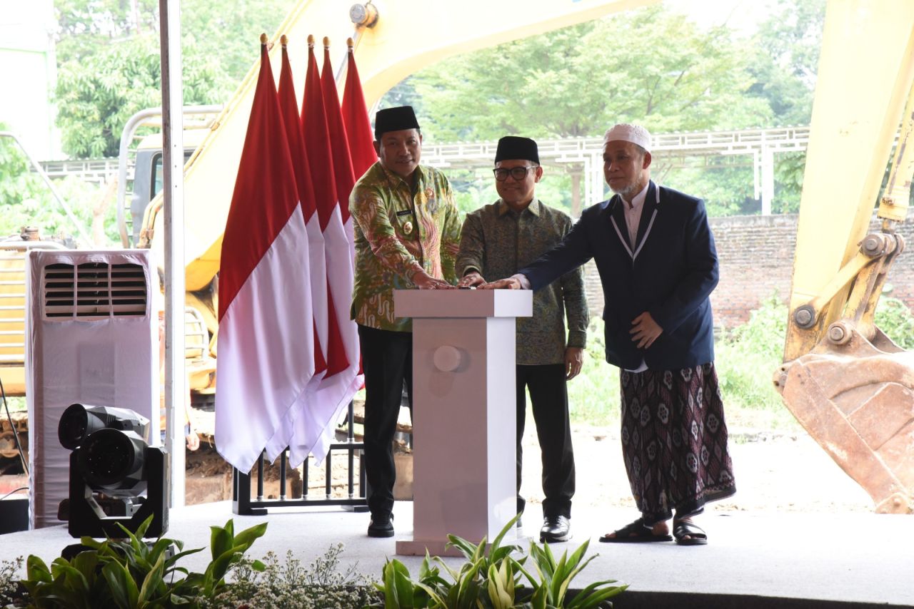 GROUND BREAKING - Pembangunan ulang Ponpes Al Khoziny Buduran dimulai dengan ground breaking yang digelar Menteri Koordinator Bidang Pemberdayaan Masyarakat (Menko PM) Muhaimin Iskandar di dampingi Bupati Sidoarjo Subandi, Kamis (11/12/2025).