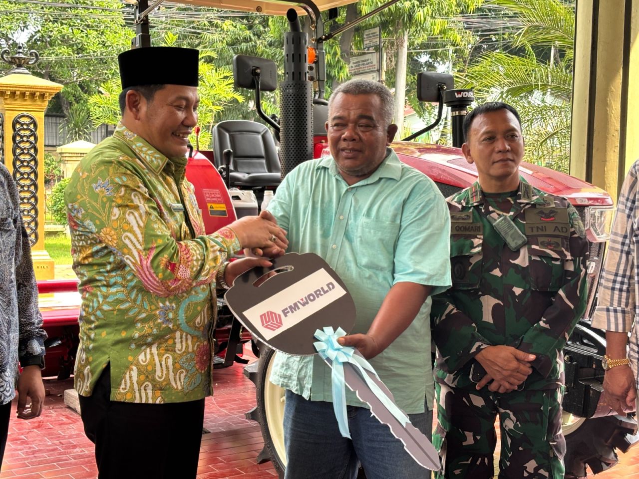 ALSINTAN - Bupati Sidoarjo Subandi menghadiri acara penguatan ketahanan pangan yang digelar di Gedung Pertemuan PG Candi Baru, Kecamatan Candi, Sidoarjo sekaligus menyerahkan Alsintan bantuan pemerintah pusat dan KUR Bank Jatim, Kamis (11/12/2025).
