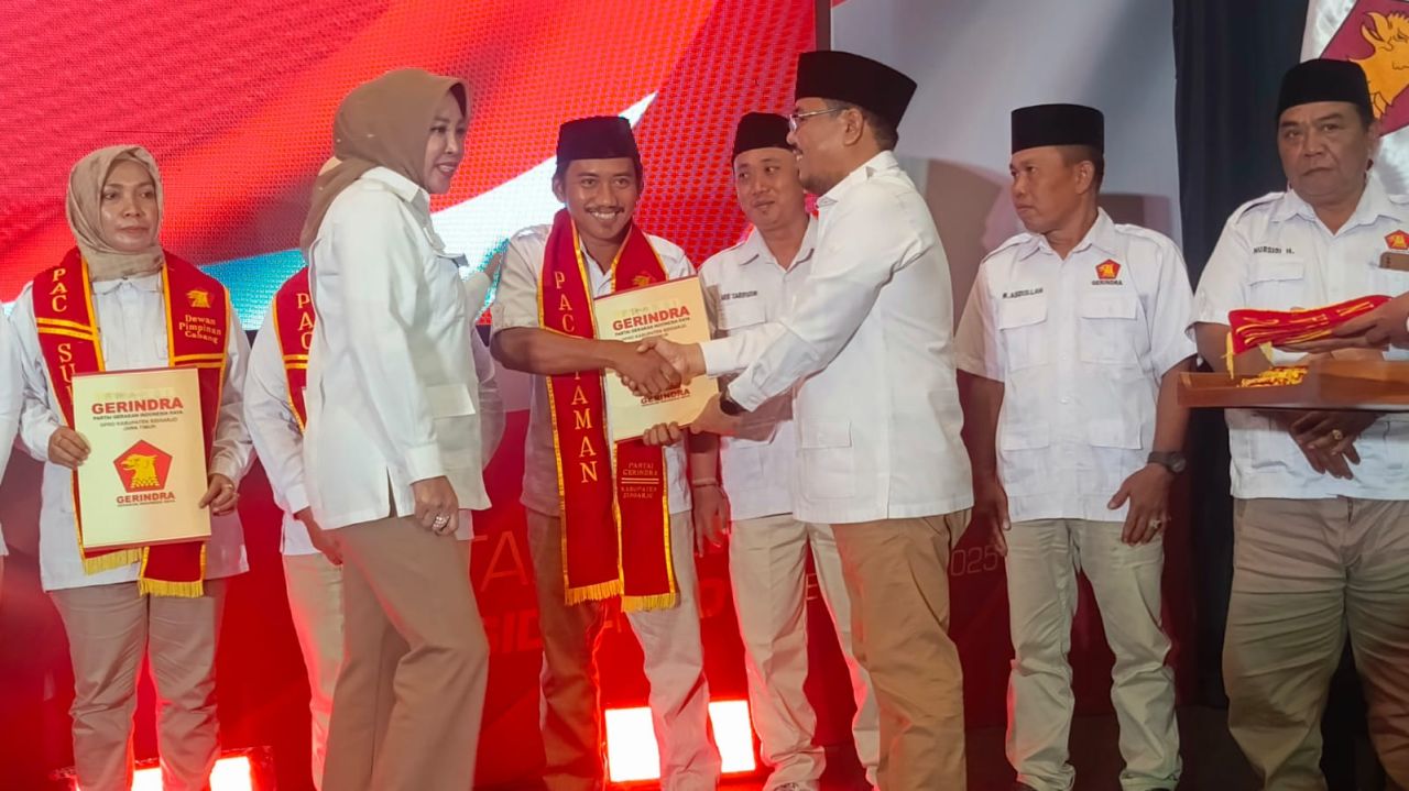 LANTIK - Ketua﻿ DPD Partai Gerindra Jatim Anwar Sadad dan Ketua DPC Partai Gerindra Sidoarjo Mimik Idayana melantik para pengurus Pimpinan Anak Cabang (PAC) Partai Gerindra se Sidoarjo dan sayap partai di Fave Hotel, Sidoarjo, Minggu (14/12/2025).