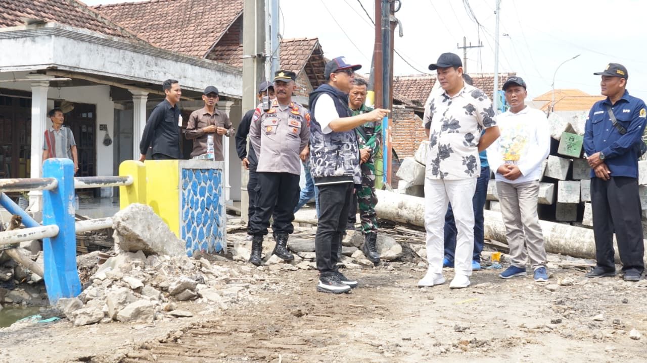 SIDAK - Bupati Sidoarjo, Subandi melaksanakan sidak sejumlah proyek di Desa Bringinbendo dan Trosobo Kecamatan Taman, Sidoarjo merasa kecewa atas pekerjaan proyek yang terlambat alias mengalami deviasi mulai 20 sampai 25 persen, Minggu (14/12/2025).
