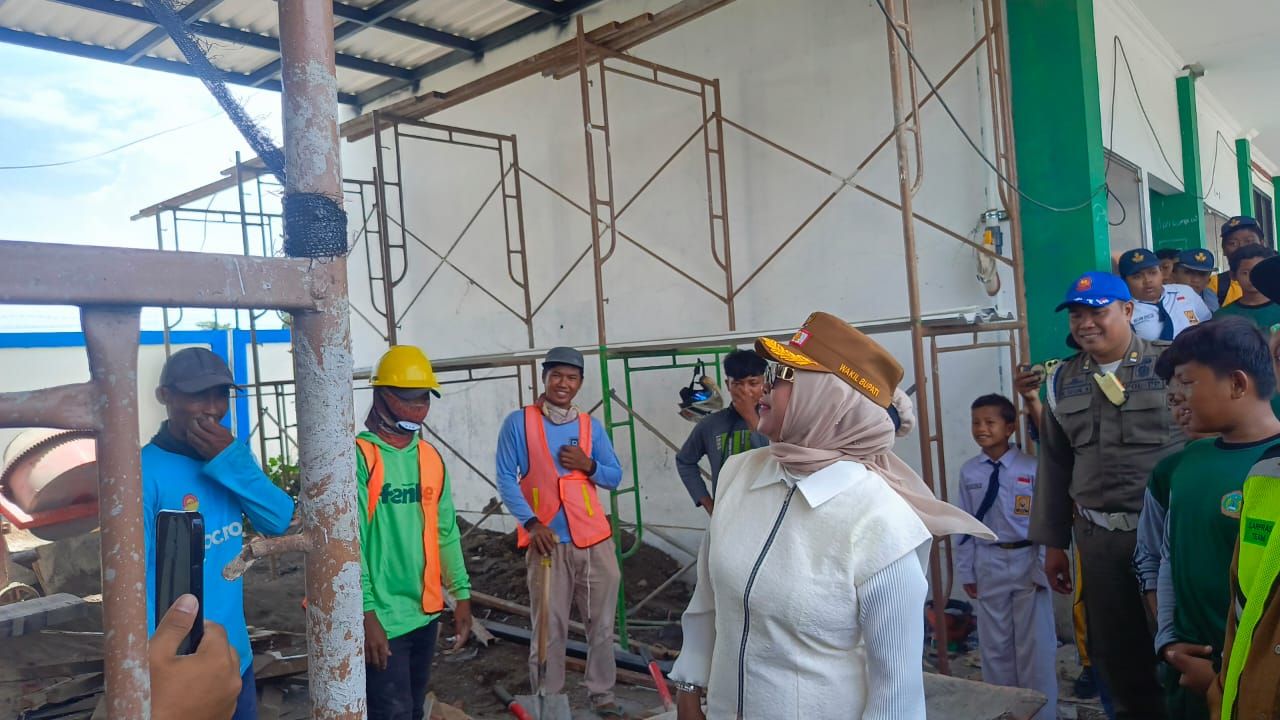 SIDAK - Wabup Sidoarjo Mimik Idayana melaksanakan inspeksi mendadak (Sidak) proyek pembangunan SMPN 2 Prambon senilai Rp 6,2 miliar di Kajartrengguli, Kecamatan Prambon kecewa dengan pekerjaan proyek yang dinilai tidak professional, Senin (15/12/2025).