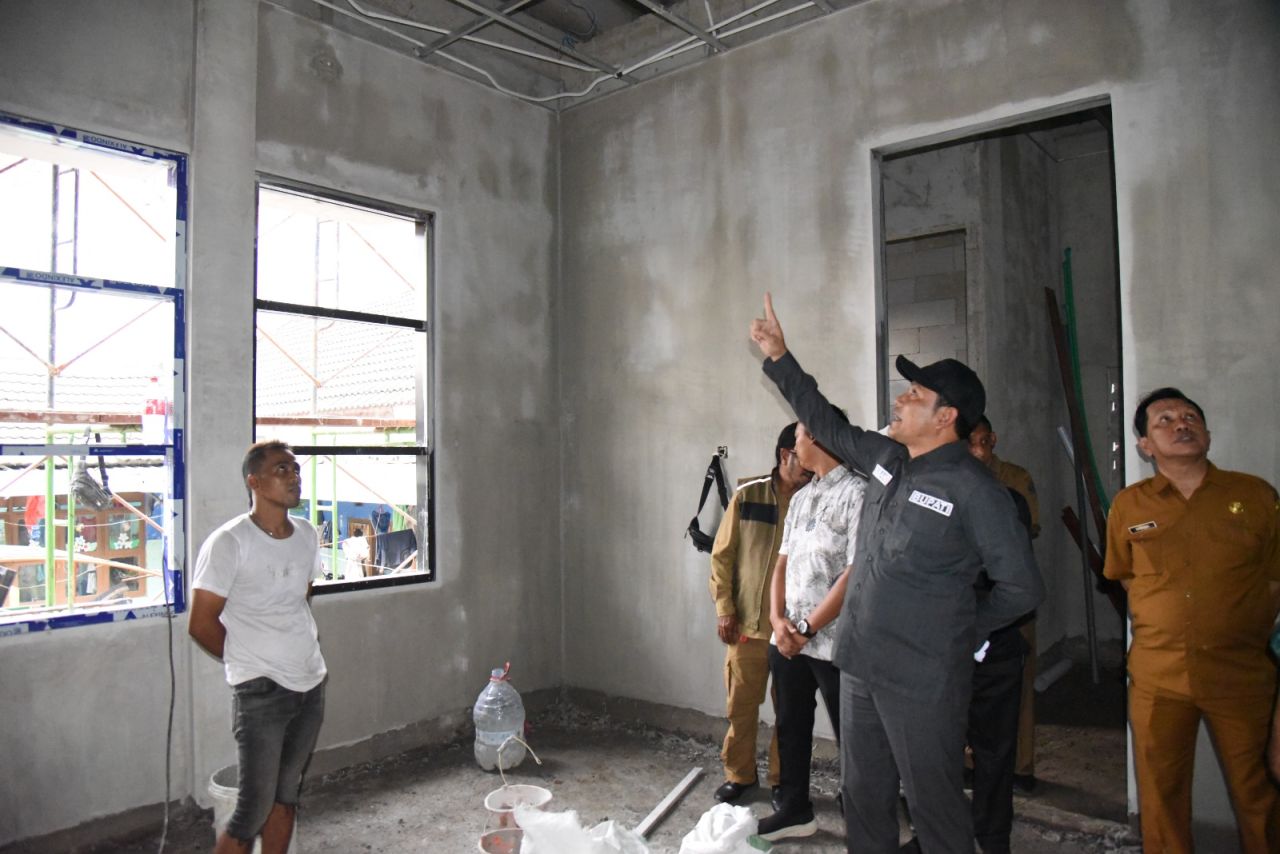 SIDAK - Bupati Sidoarjo Subandi berharap pembangunan Pos Damkar Sukodono dapat segera diselesaikan karena sudah mengalami keterlambatan dan dikenai denda Rp 2,2 juta per hari, Senin (15/12/2025).