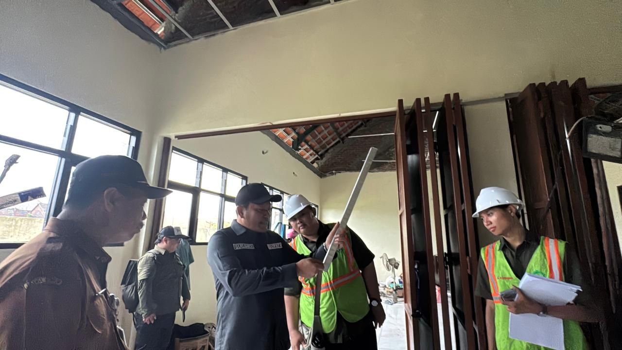SIDAK - Bupati Sidoarjo Subandi sidak pembangunan SDN Suko, Kecamatan Sidoarjo yang hasilnya harus memperhatikan kualitas dan bahan bangunan demi proses belajar mengajar yang aman, Senin (15/12/2025).