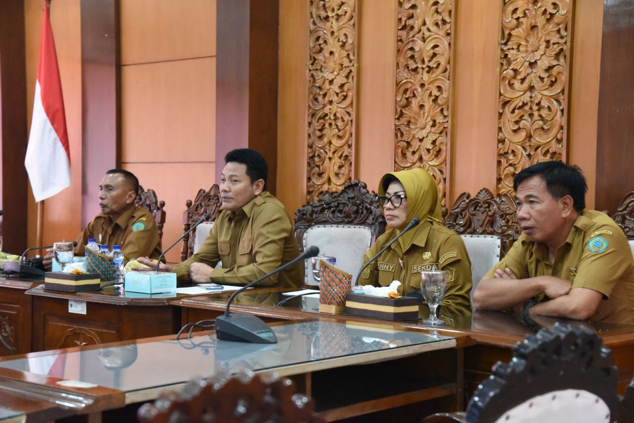 EVALUASI - Bupati Sidoarjo Subandi dan Sekda Fenny Apridawati melaksanakan evaluasi proyek pembangunan Alun-Alun Sidoarjo senilai Rp 24,6 miliar yang molor di ruang Ops Room Setda Pemkab Sidoarjo, Selasa (16/12/2025).