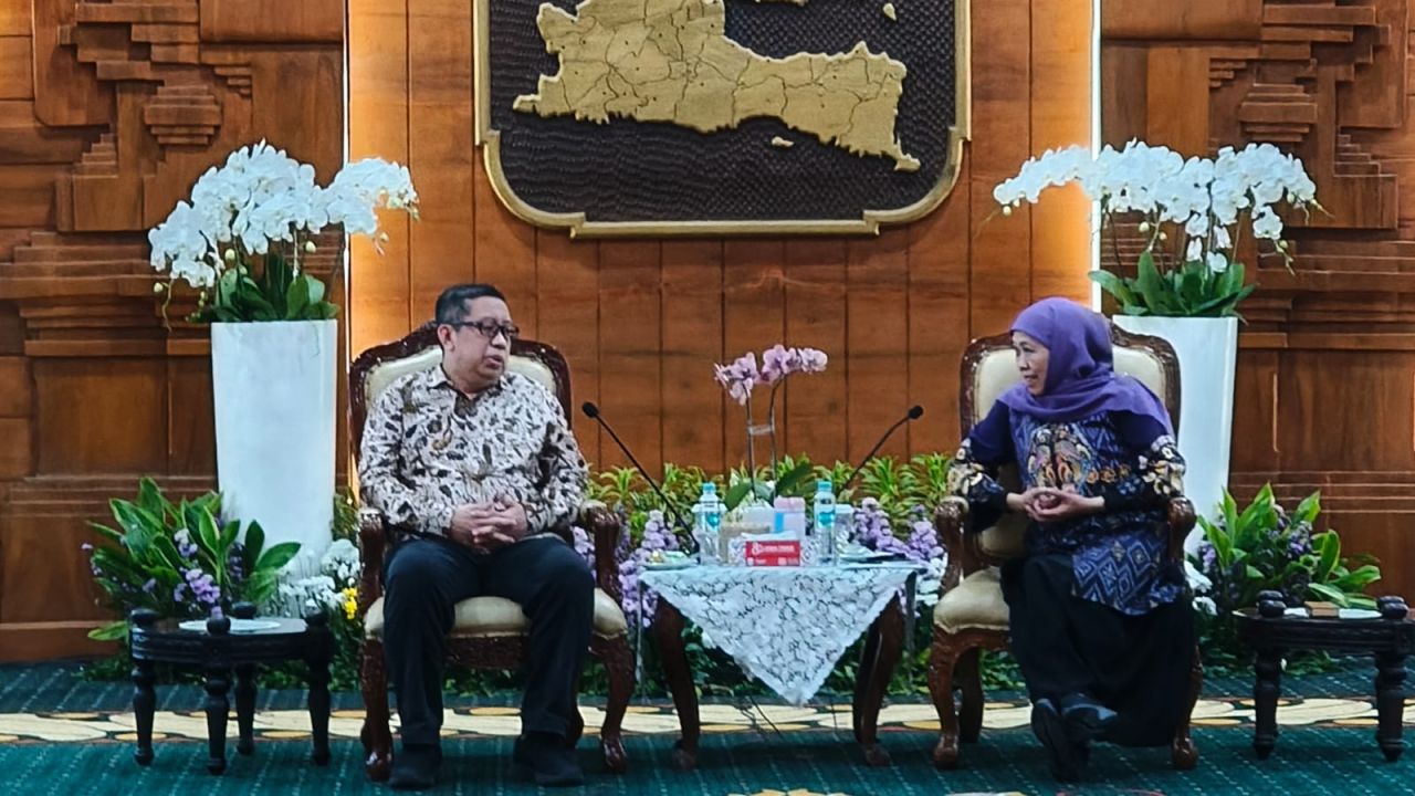 SILATURRAHMI - Direktorat Jenderal Pajak (DJP) Jawa Timur (Jatim) melaksanakan silaturahmi sekaligus koordinasi dengan Gubernur Jatim, Khofifah Indar Parawansa, di Gedung Negara Grahadi, Surabaya, Senin (15/12/2025) malam.