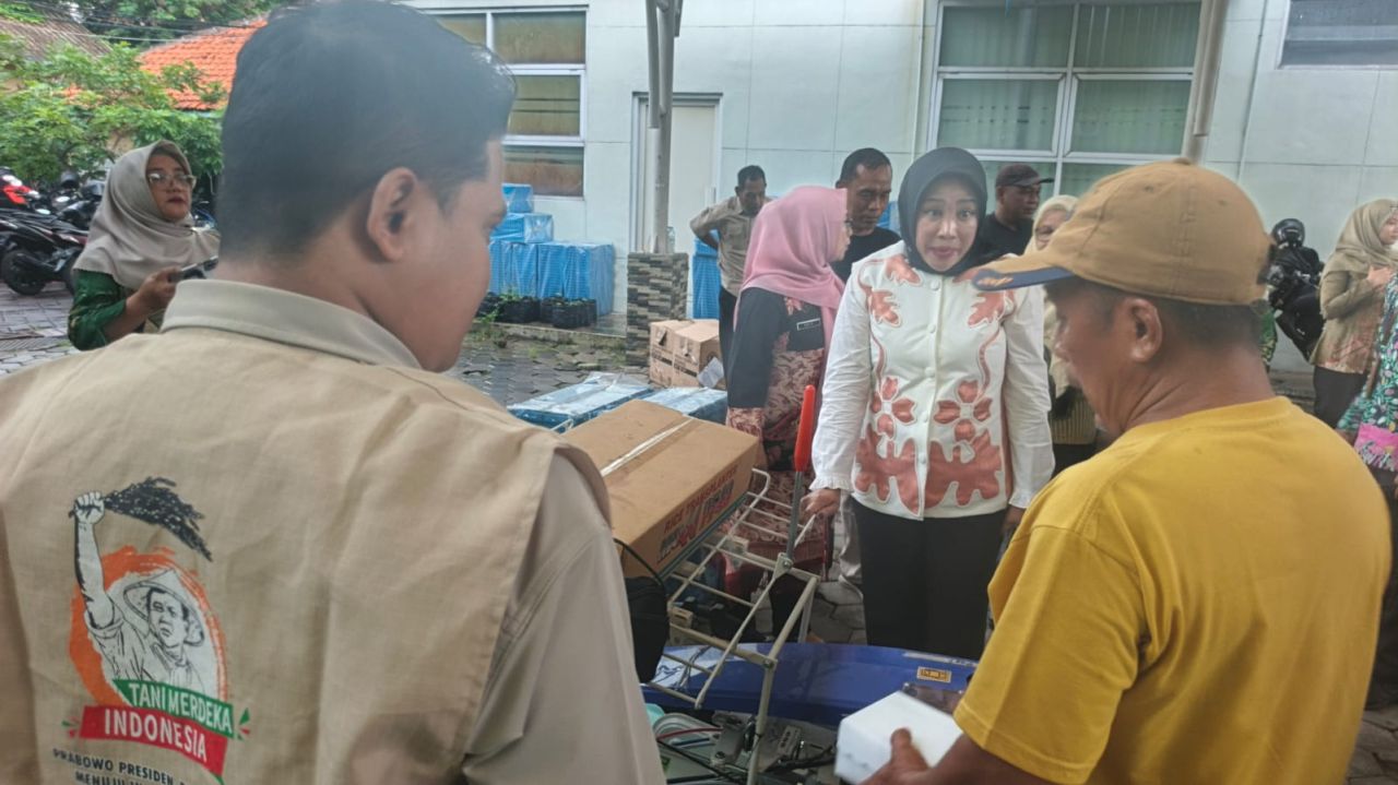 SERAHKAN - Wabup Sidoarjo Mimik Idayana menyerahkan bantuan pompa air dan rice transplanter (alat tanam padi) kepada kelompok tani di Dinas Pangan dan Pertanian Pemkab Sidoarjo, Kamis (18/12/2025).
