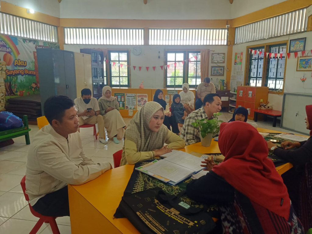 AYAH - KB TK Al Muslim tunjukkan komitmen dukung program GEMAR (Gerakan Ayah Mengambil Rapor) dan GATI (Gerakan Ayah Teladan Indonesia) sebagai langkah keterlibatan ayah, Sabtu (20/12/2025).