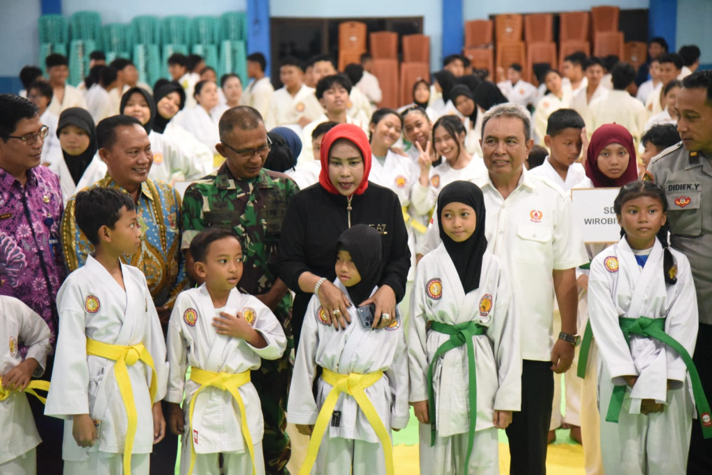 BUKA - Wabup Sidoarjo Mimik Idayana membuka Kejurkab Jujitsu Piala KONI Kabupaten Sidoarjo 2025 yang diikuti 142 atlet di Aula SMP Negeri 2 Sidoarjo, Sabtu (20/12/2025).