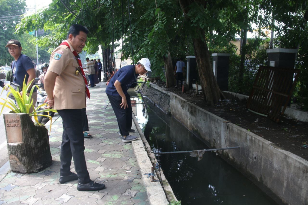 SIDAK - Bupati Sidoarjo Subandi sidak ke ruang IGD RSUD RT Notopuro yang terendam banjir usai diguyur hujan dengan intensitas tinggi dan sempat mengganggu pelayanan, Minggu (21/12/2025).