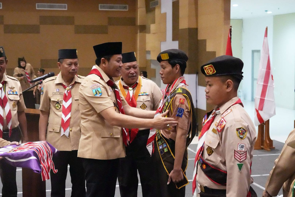 LANTIK - Bupati Sidoarjo, Subandi selaku Ketua Majelis Pembimbing Cabang (Kamabicab) Gerakan Pramuka Sidoarjo melaksanakan pelantikan Pramuka Garuda Tahun 2025 di Mall Pelayanan Publik (MPP) Sidoarjo, Minggu (21/12/2025).